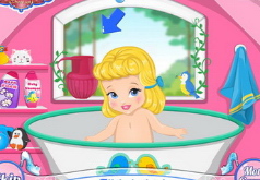 Игры Малышка Золушка купается в ванной